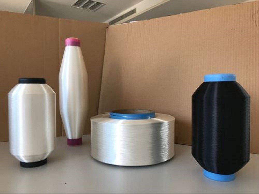 Hot melt yarns with different melting temperatures